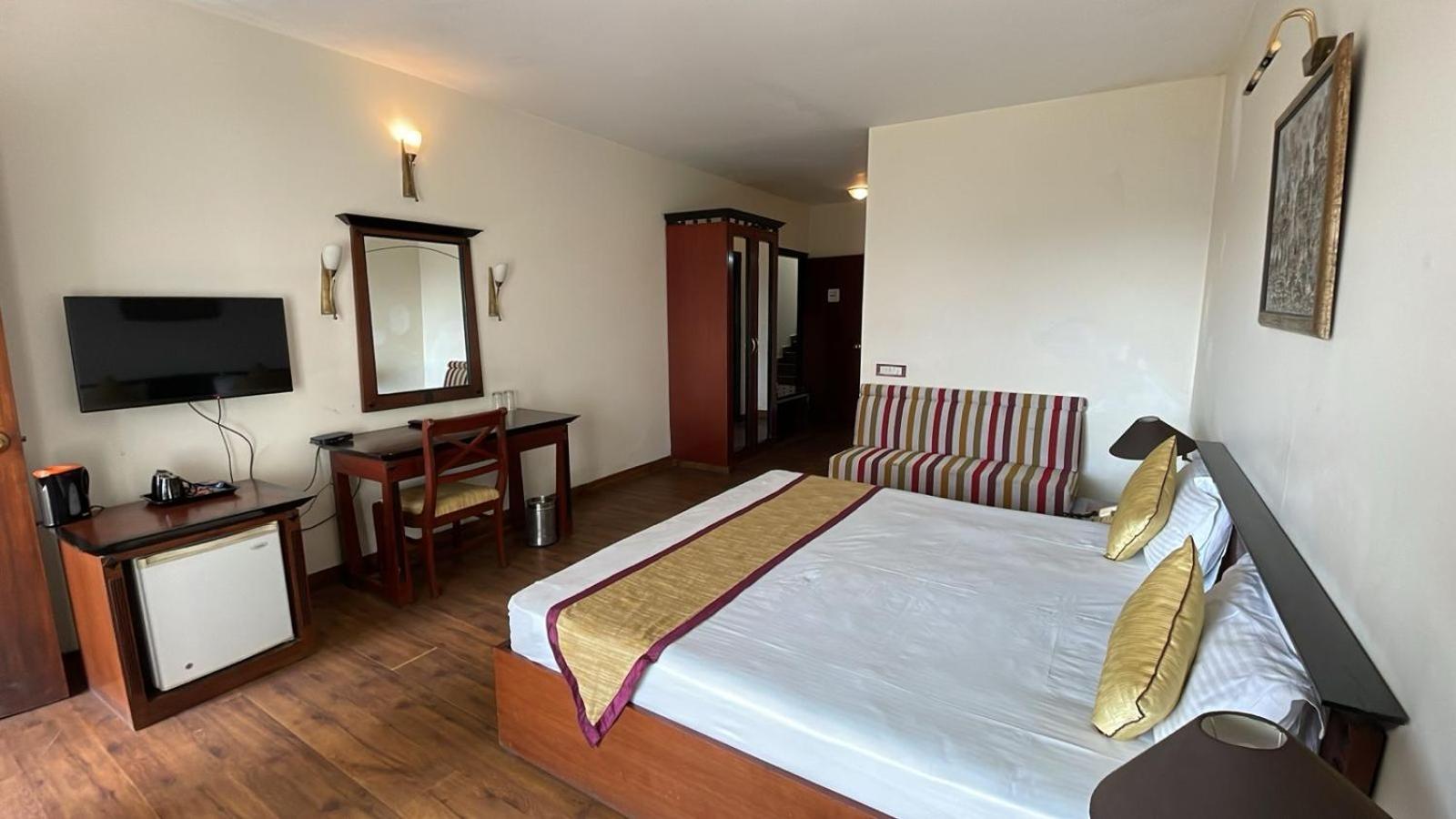 8Fold-Pinecrest By Larisa, Bhimtal Hotel Exterior foto