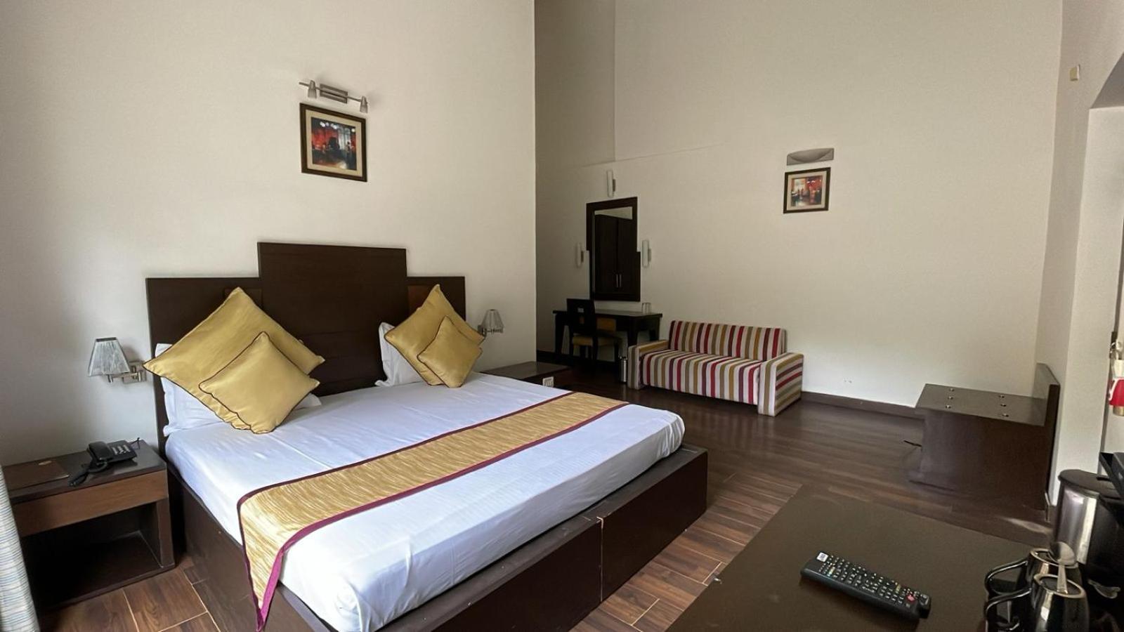 8Fold-Pinecrest By Larisa, Bhimtal Hotel Exterior foto